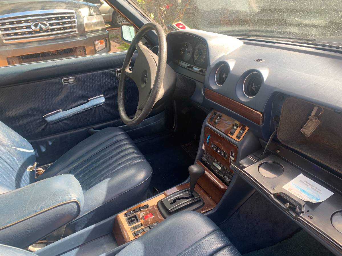 Mercedes-benz-300-diesel-1985-silver-12