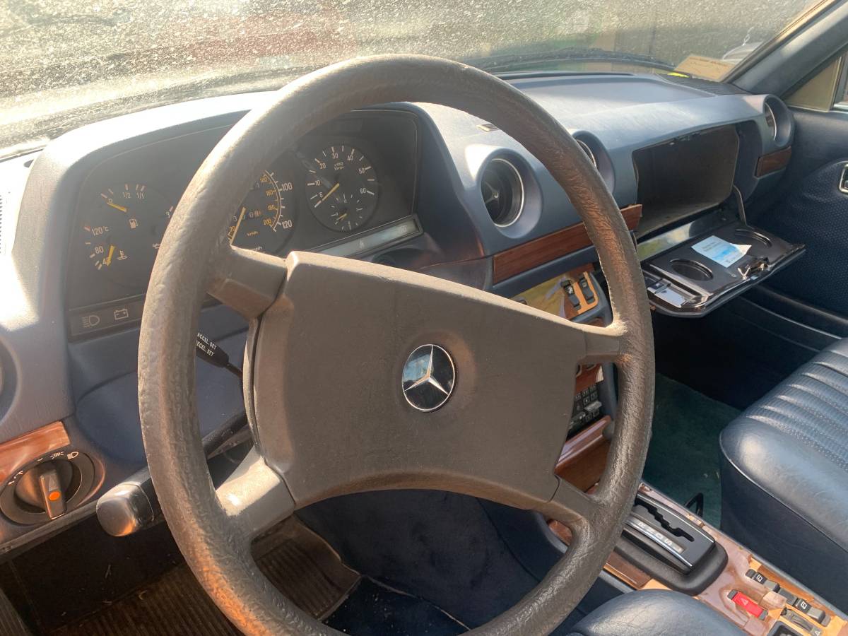 Mercedes-benz-300-diesel-1985-silver-13