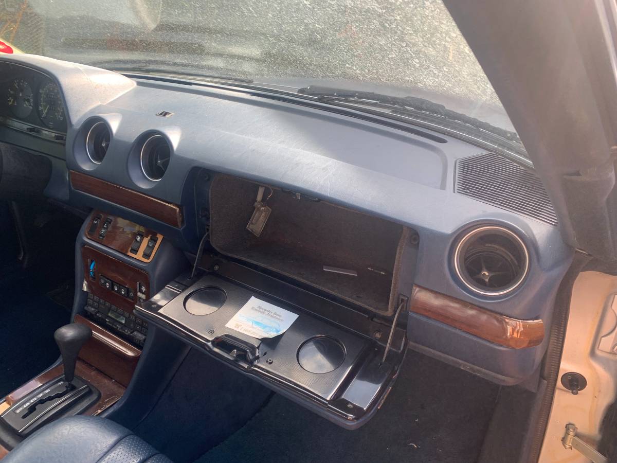 Mercedes-benz-300-diesel-1985-silver-4