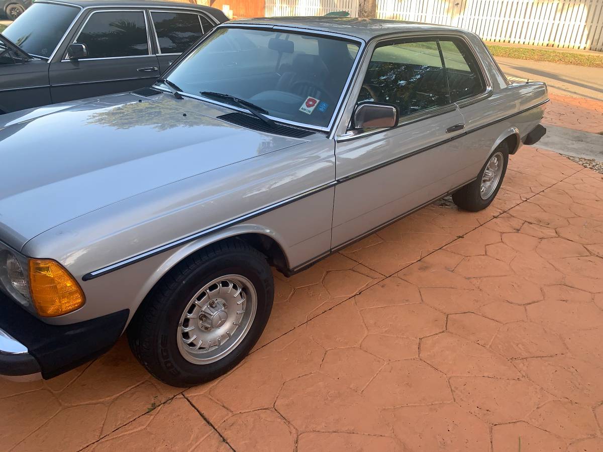 Mercedes-benz-300-diesel-1985-silver-8