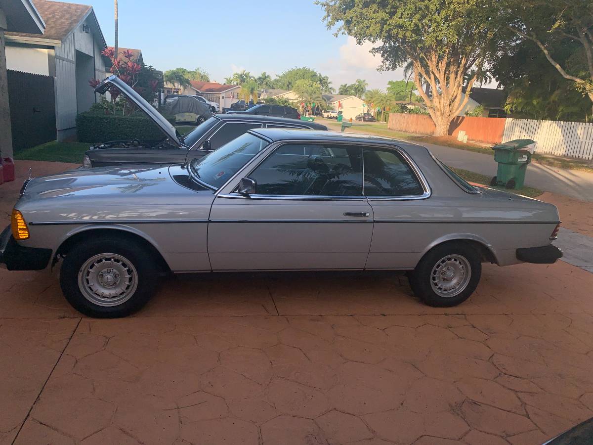 Mercedes-benz-300-diesel-1985-silver-9