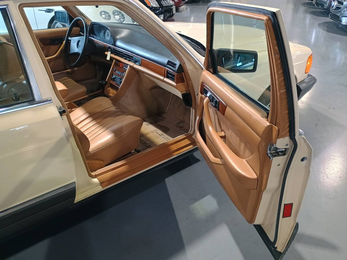 Mercedes-benz-300-sd-diesel-1981-18