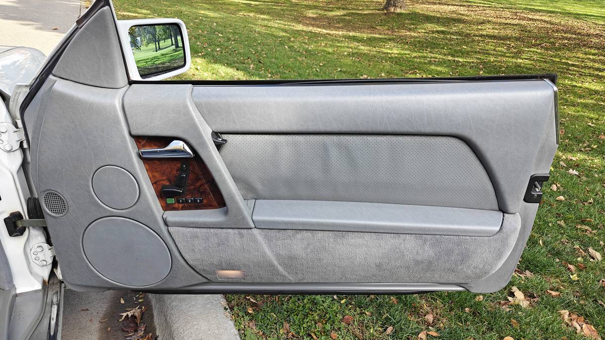 Mercedes-benz-300-sl-1991-white-15