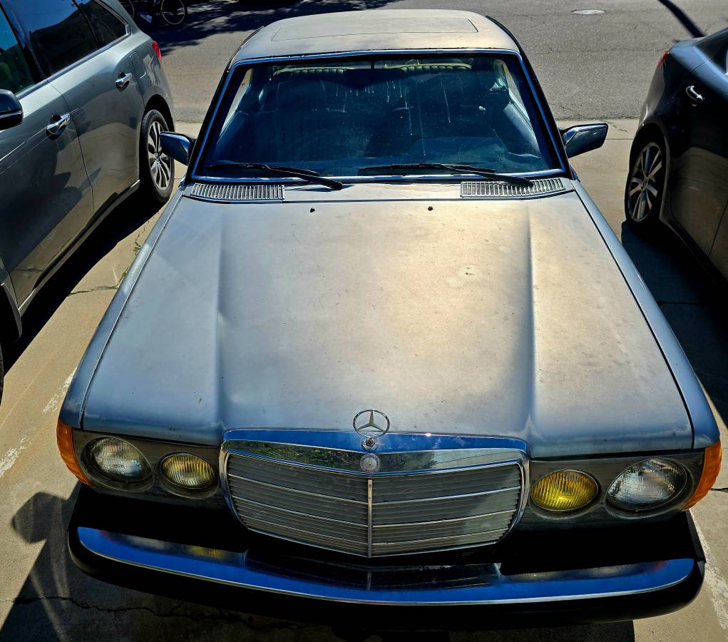 Mercedes-benz-300cdt-diesel-1982-blue-3