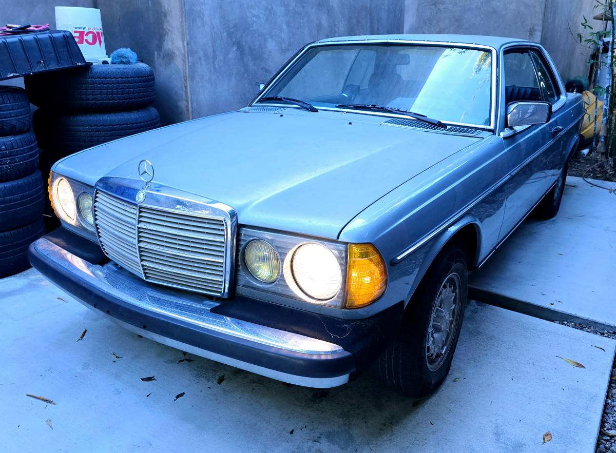 Mercedes-benz-300cdt-diesel-1982-blue-8