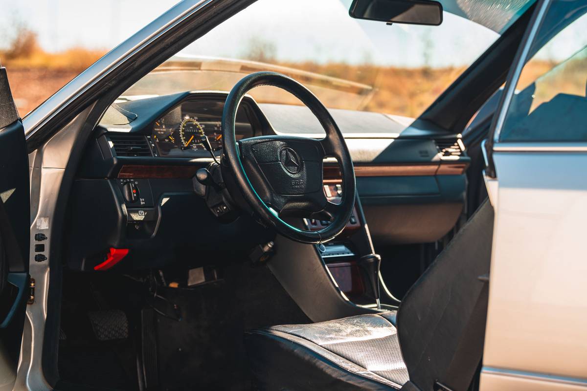 Mercedes-benz-300ce-1993-silver-4