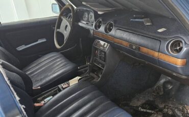 Mercedes-benz-300d-diesel-1980-blue-3