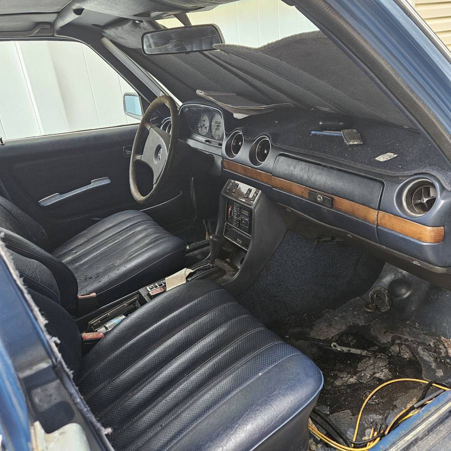 Mercedes-benz-300d-diesel-1980-blue-3