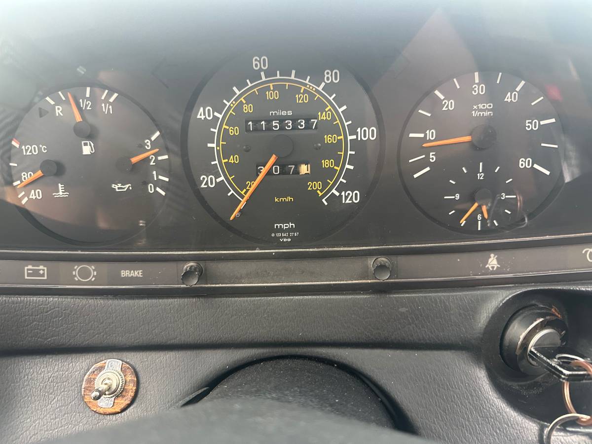 Mercedes-benz-300d-w123-diesel-1985-custom-17