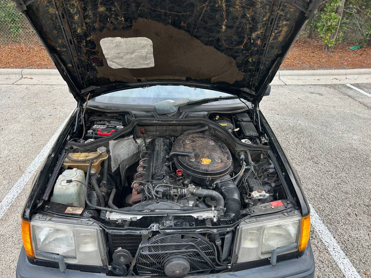 Mercedes-benz-300e-1988-black-2