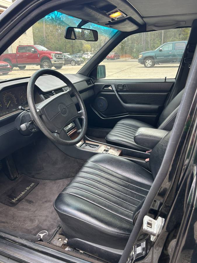 Mercedes-benz-300e-1988-black-3