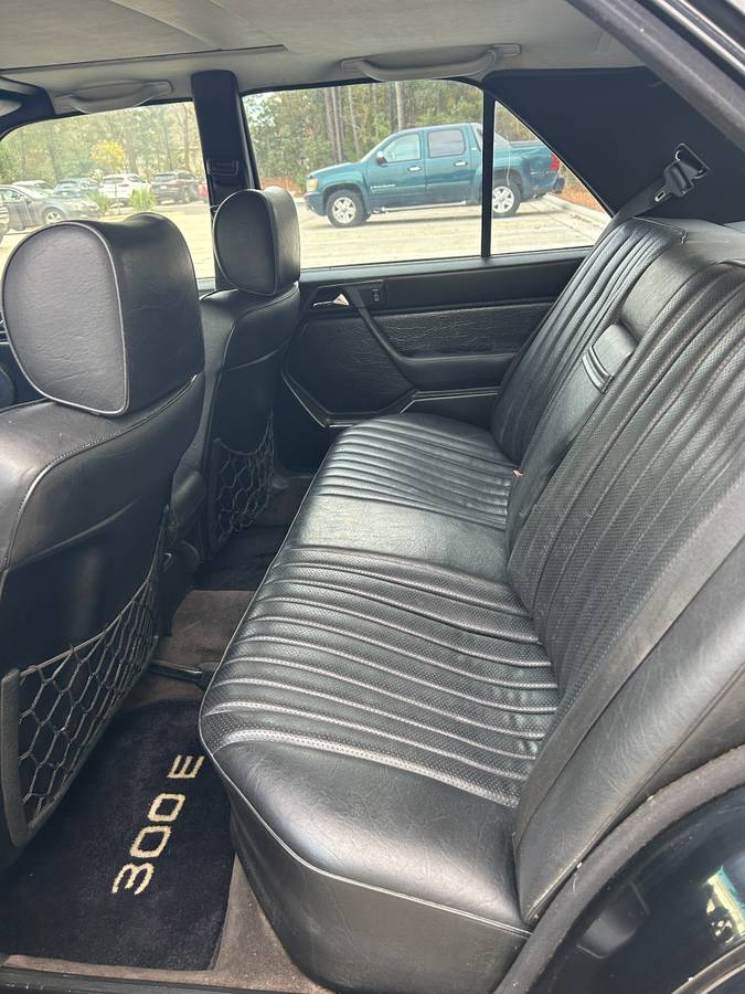Mercedes-benz-300e-1988-black-5