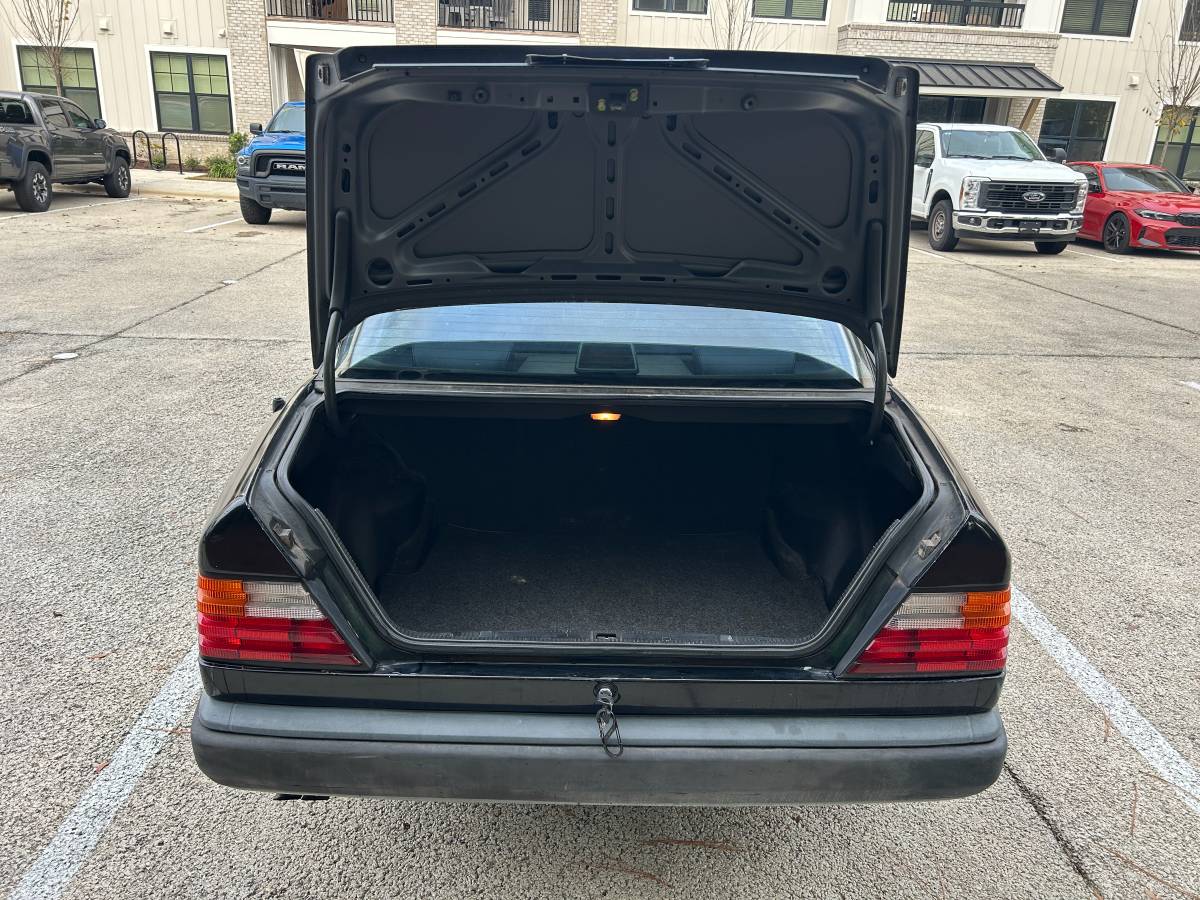 Mercedes-benz-300e-1988-black-7