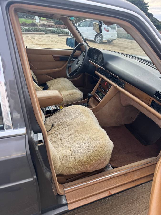 Mercedes-benz-300sd-diesel-1981-grey-7