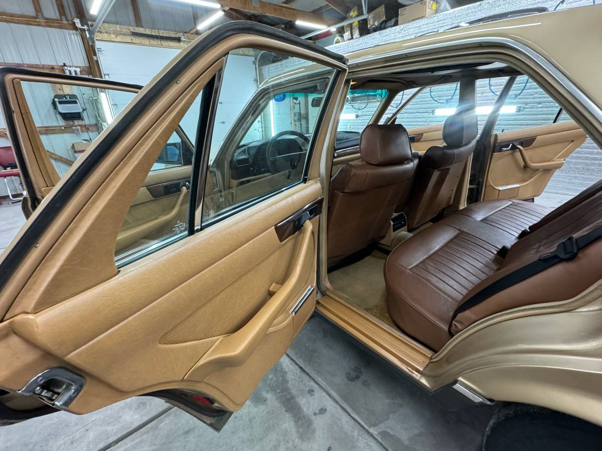 Mercedes-benz-300sd-diesel-1985-16