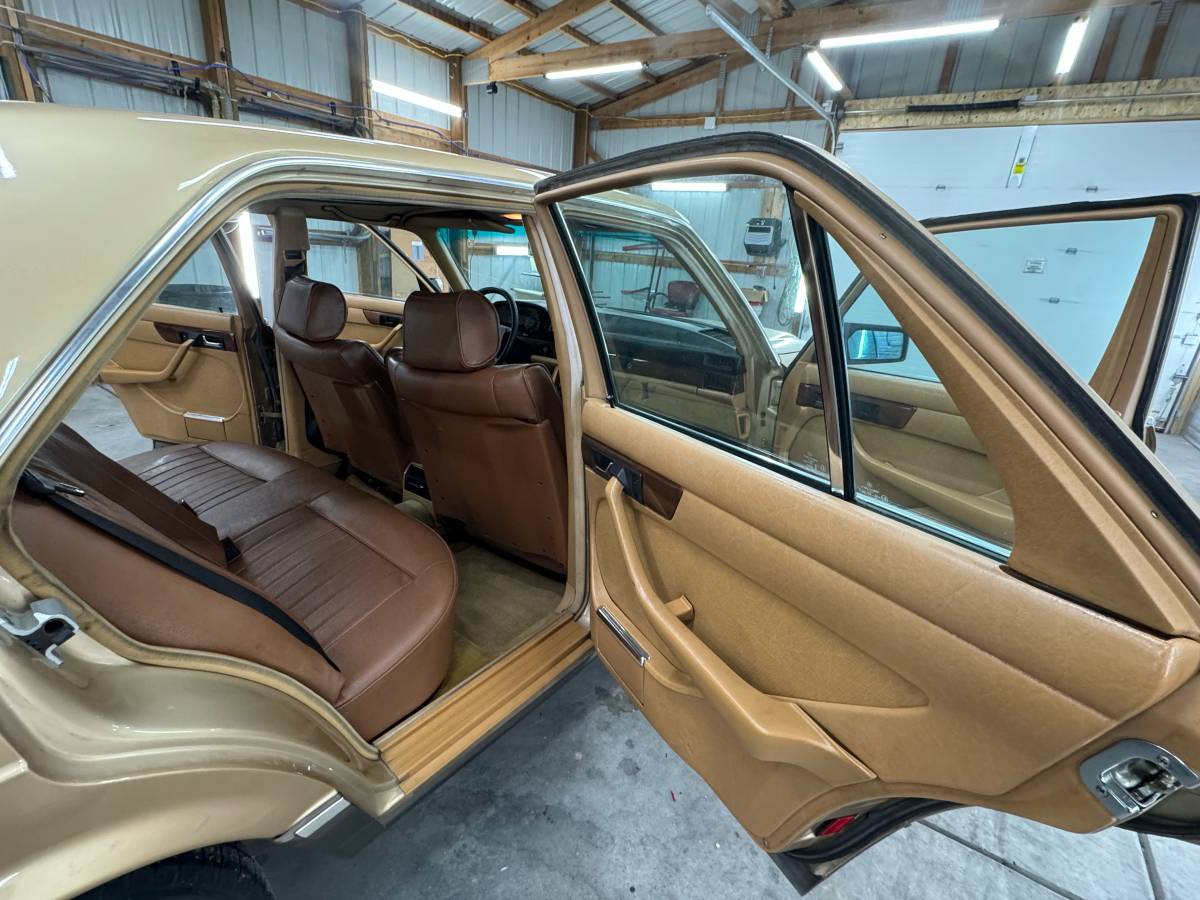 Mercedes-benz-300sd-diesel-1985-18