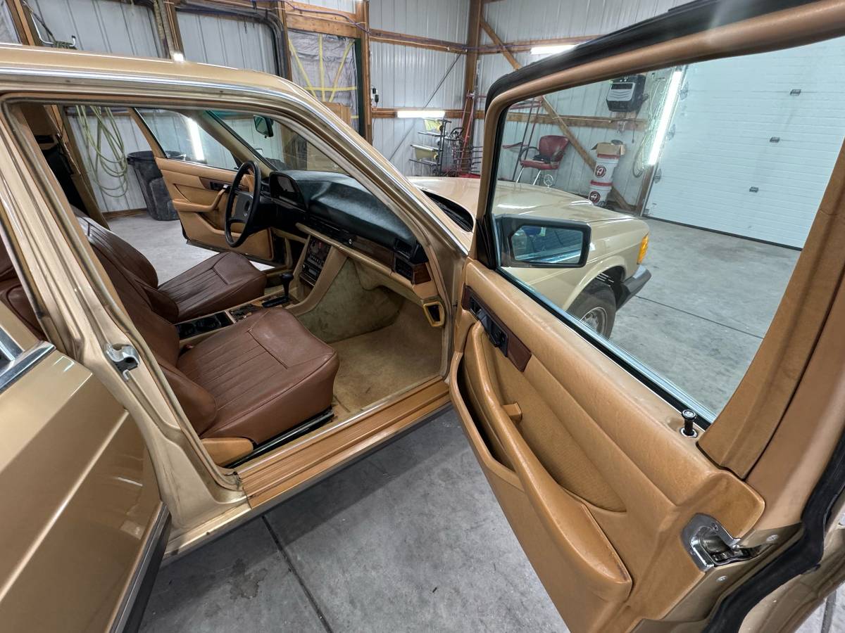 Mercedes-benz-300sd-diesel-1985-19