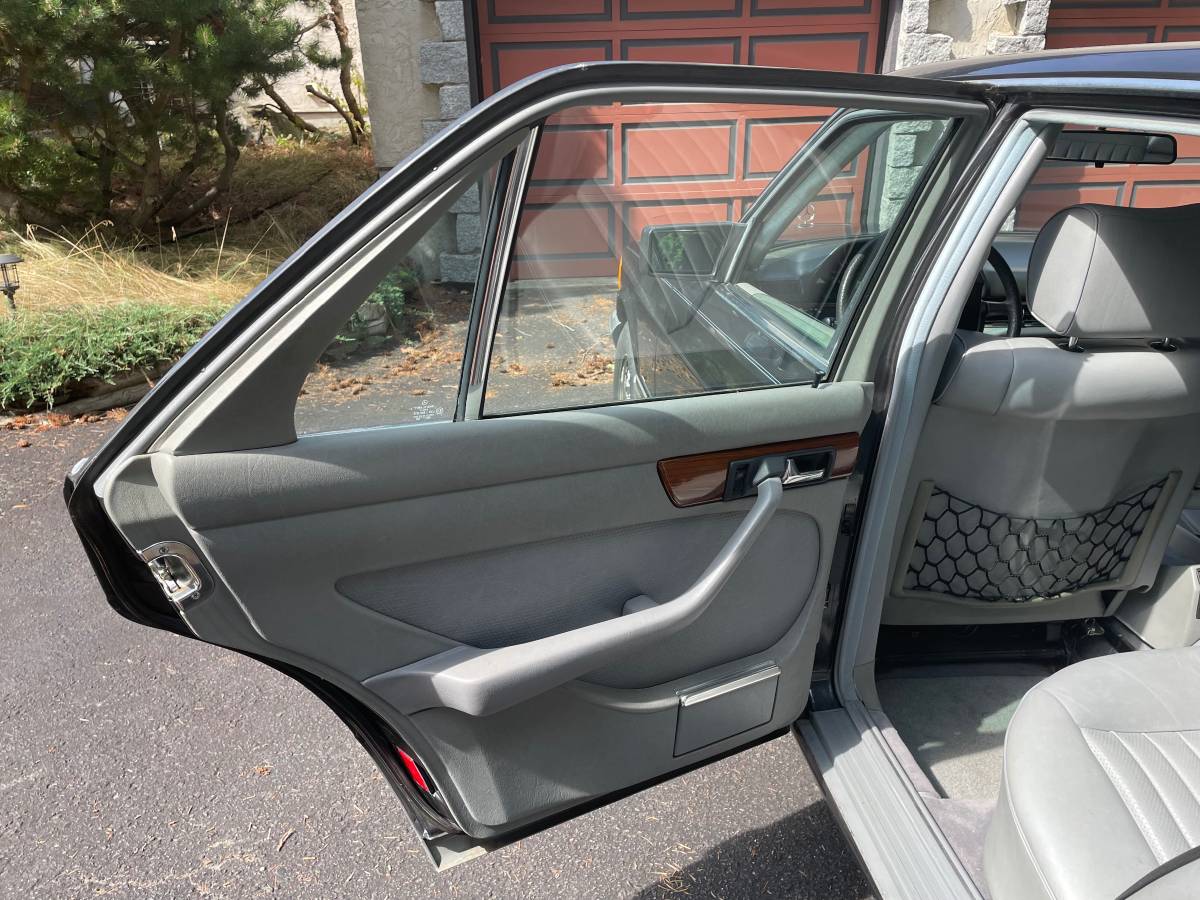 Mercedes-benz-380-se-1985-grey-9