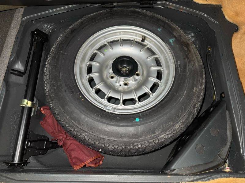 Mercedes-benz-380-series-sec-2d-coupe-1982-blue-26