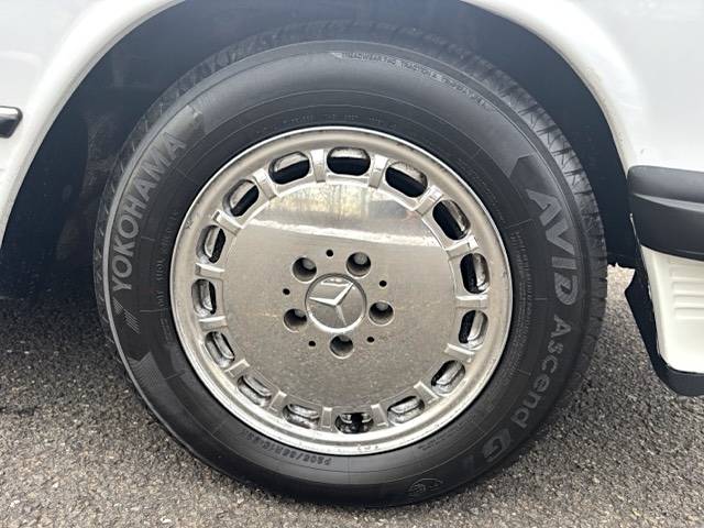 Mercedes-benz-560sl-roadster-1987-white-19