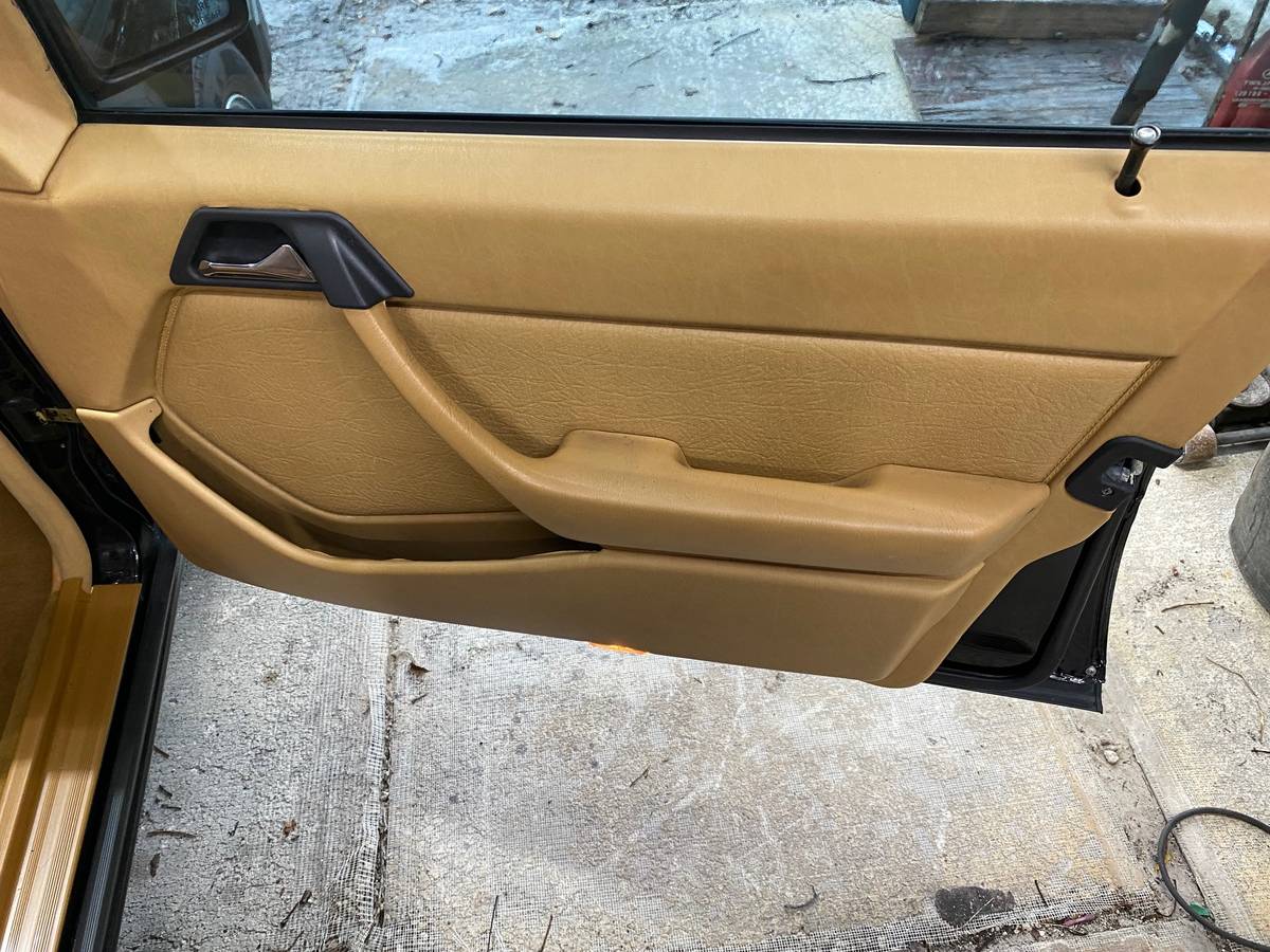 Mercedes-benz-e-class-1987-black-10