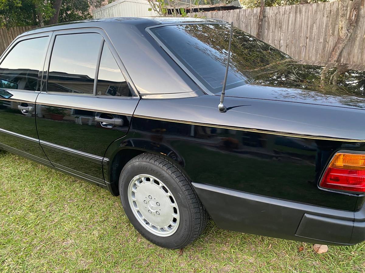 Mercedes-benz-e-class-1987-black-13