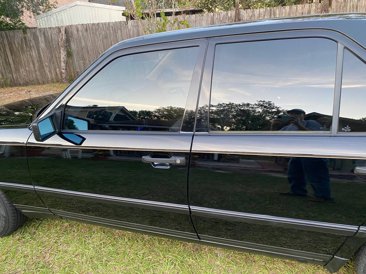 Mercedes-benz-e-class-1987-black-16