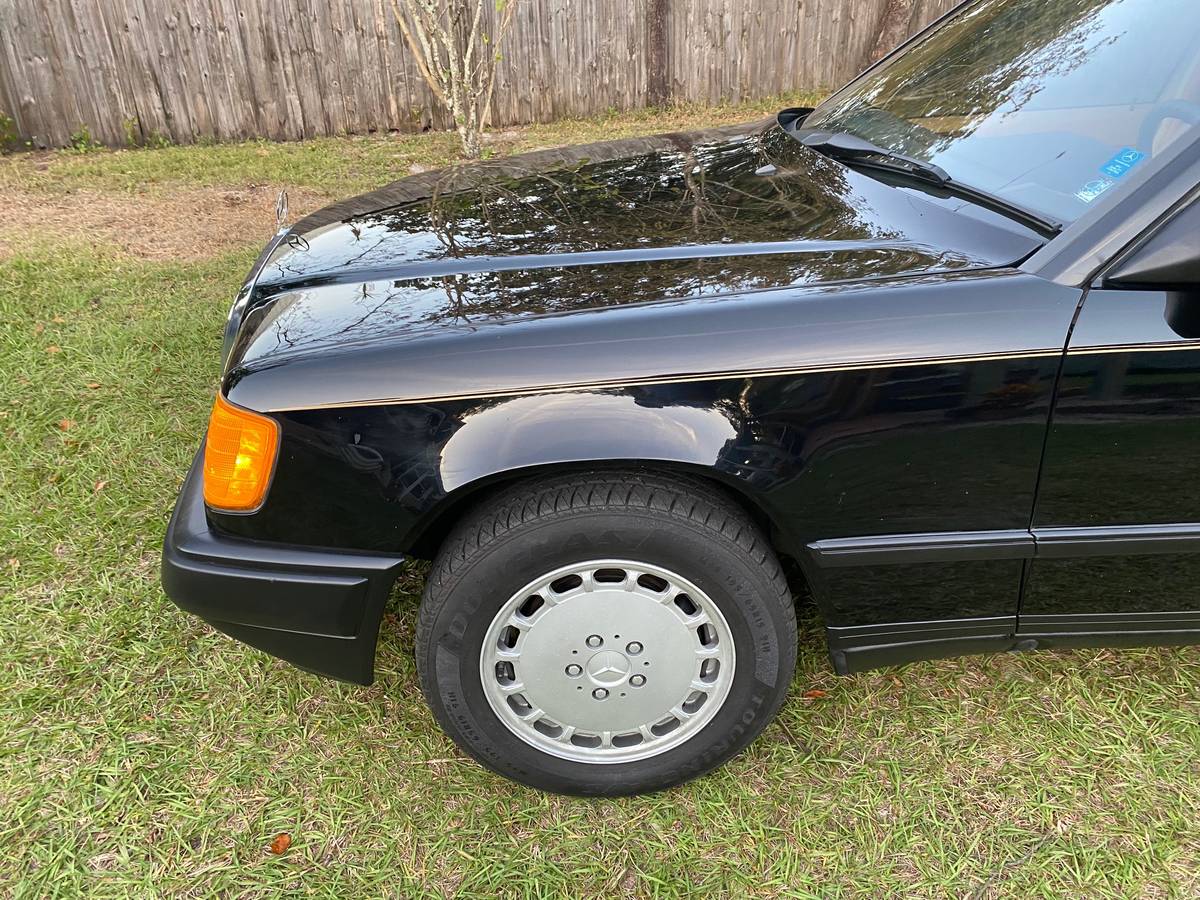 Mercedes-benz-e-class-1987-black-3