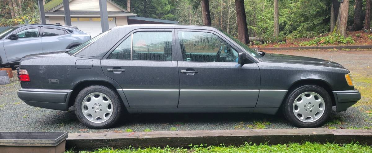 Mercedes-benz-e-class-1994-black-1