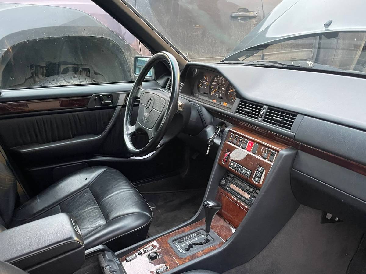 Mercedes-benz-e-class-1994-black-4