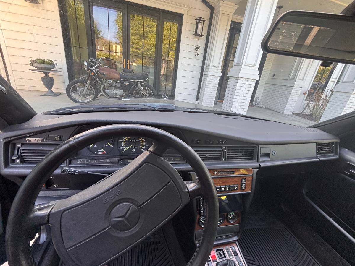Mercedes-benz-e190-2.3-16v-1986-black-5