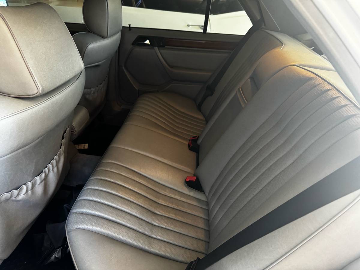 Mercedes-benz-e300-1991-white-2