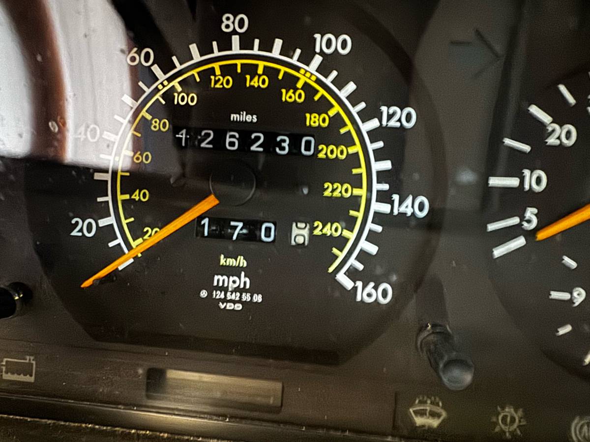 Mercedes-benz-e300-1991-white-3