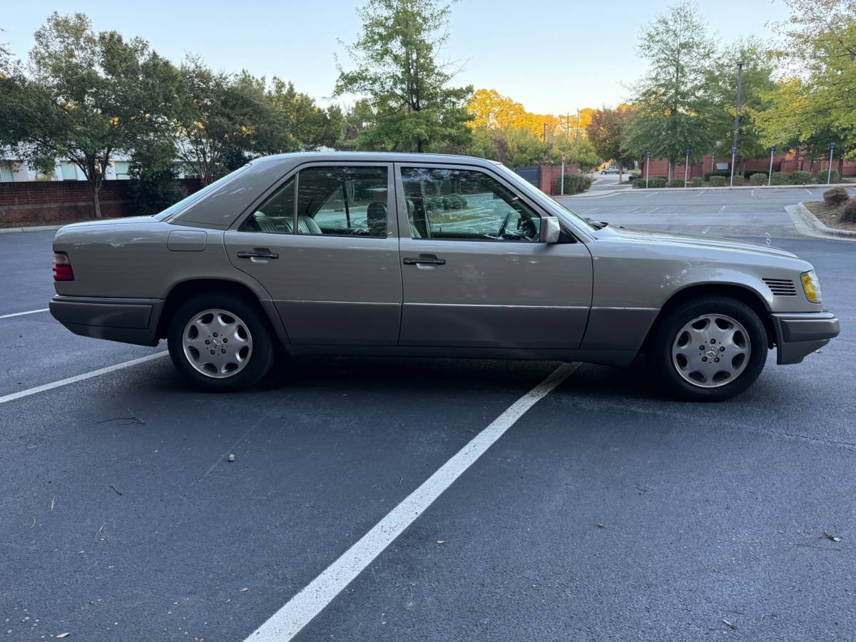 Mercedes-benz-e300-diesel-1995-3