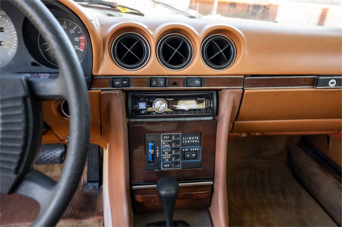 Mercedes-benz-s-class-1979-white-13