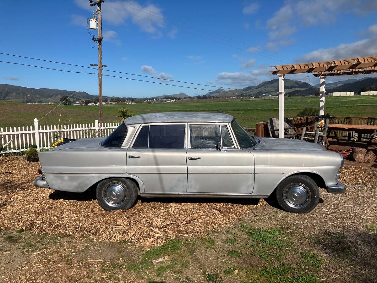 Mercedes-w110-1966-grey-1