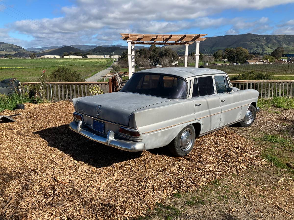Mercedes-w110-1966-grey-3
