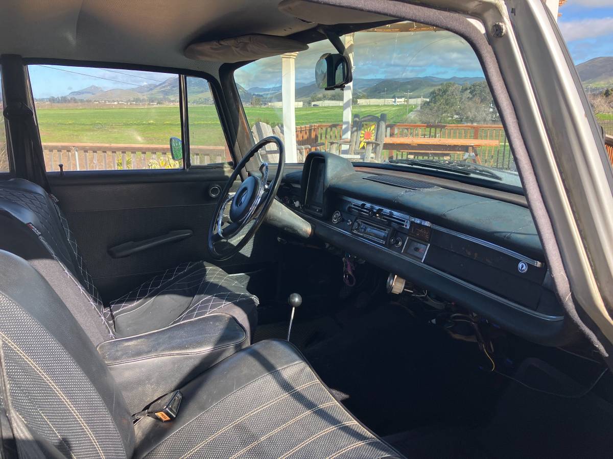 Mercedes-w110-1966-grey-4