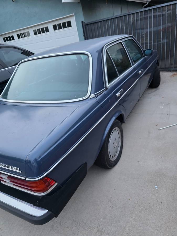 Mercedes-w123-300d-turbo-diesel-1984-blue-4