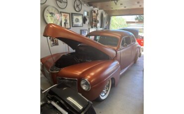 Mercury-2-dr-coupe-1941-Suade-burnt-orange-Black