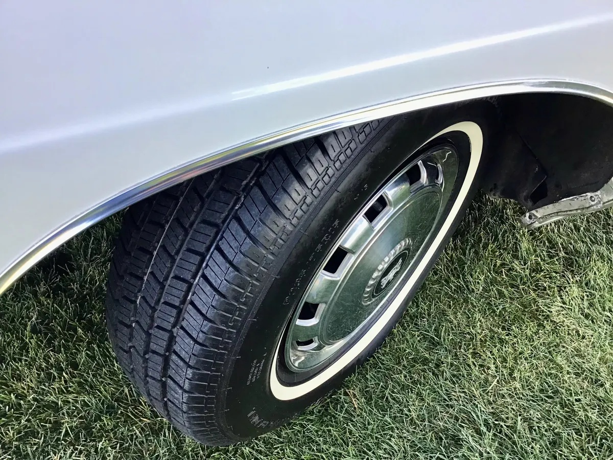 Mercury-Marquis-1977-White-Burgundy-4