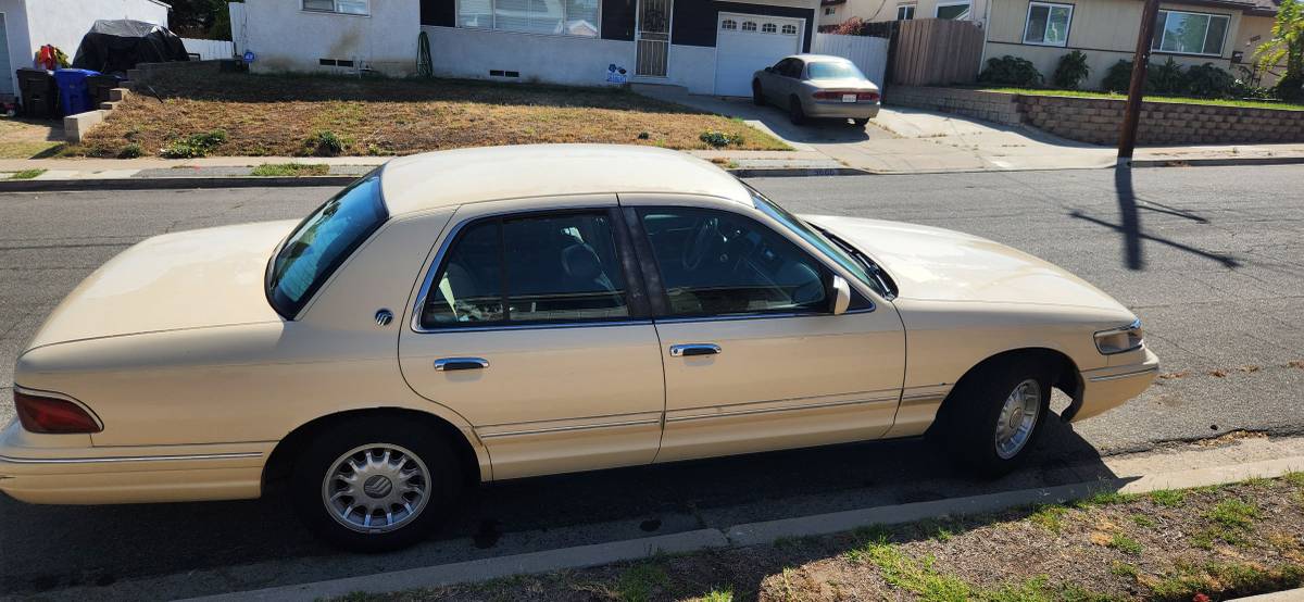 Mercury-grand-marquis-1996-yellow-1