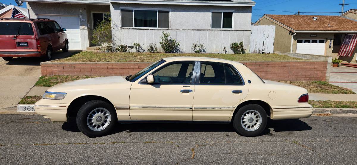 Mercury-grand-marquis-1996-yellow-3