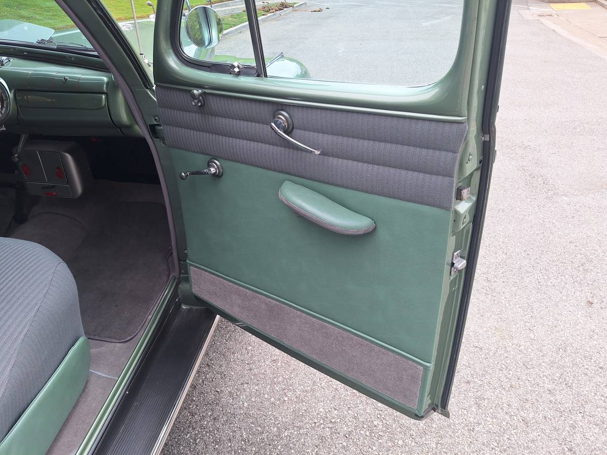 Mercury-monarch-4dr-sedan-1947-green-1