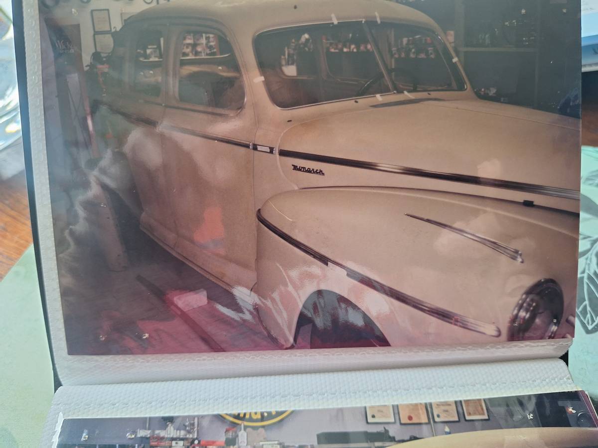 Mercury-monarch-4dr-sedan-1947-green-11