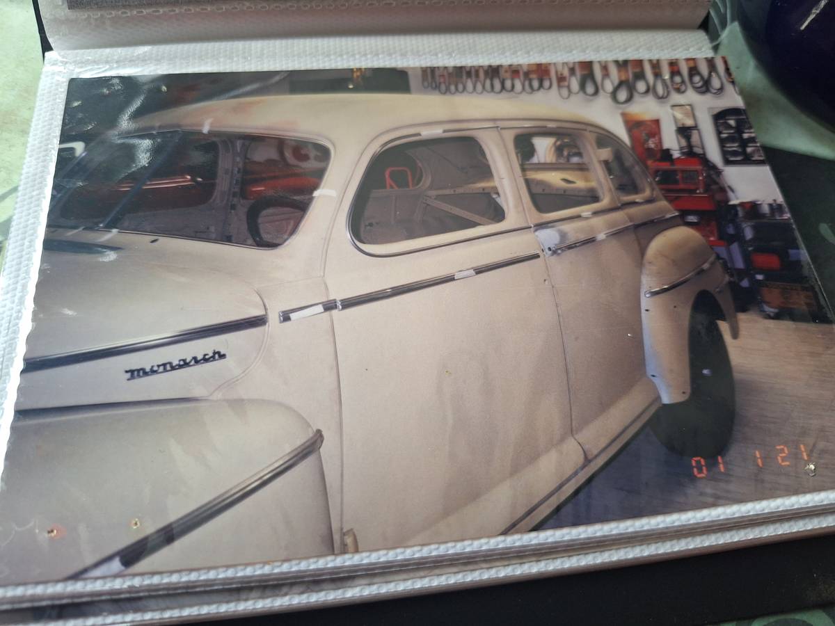 Mercury-monarch-4dr-sedan-1947-green-19