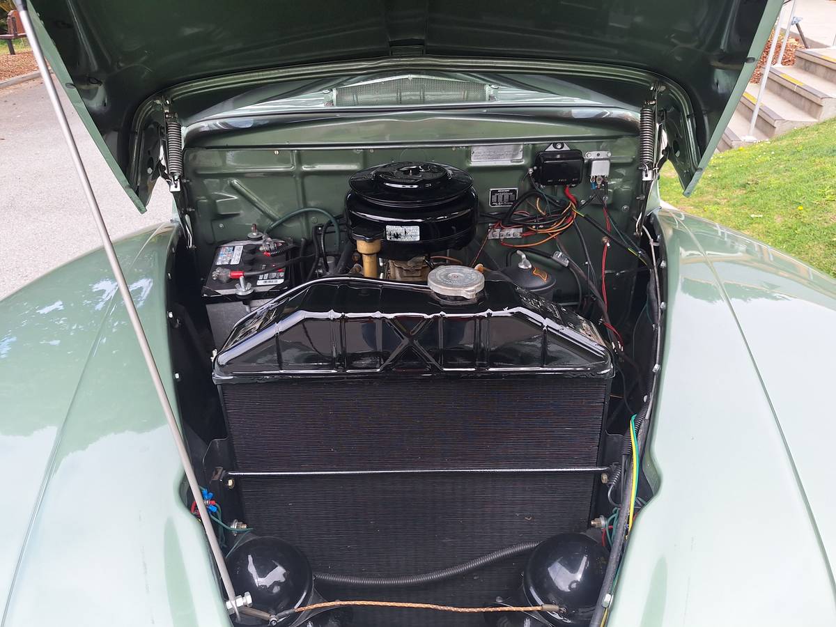 Mercury-monarch-4dr-sedan-1947-green-5