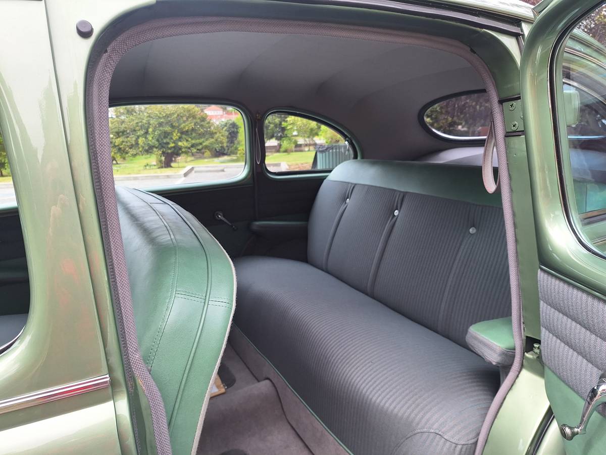 Mercury-monarch-4dr-sedan-1947-green-8