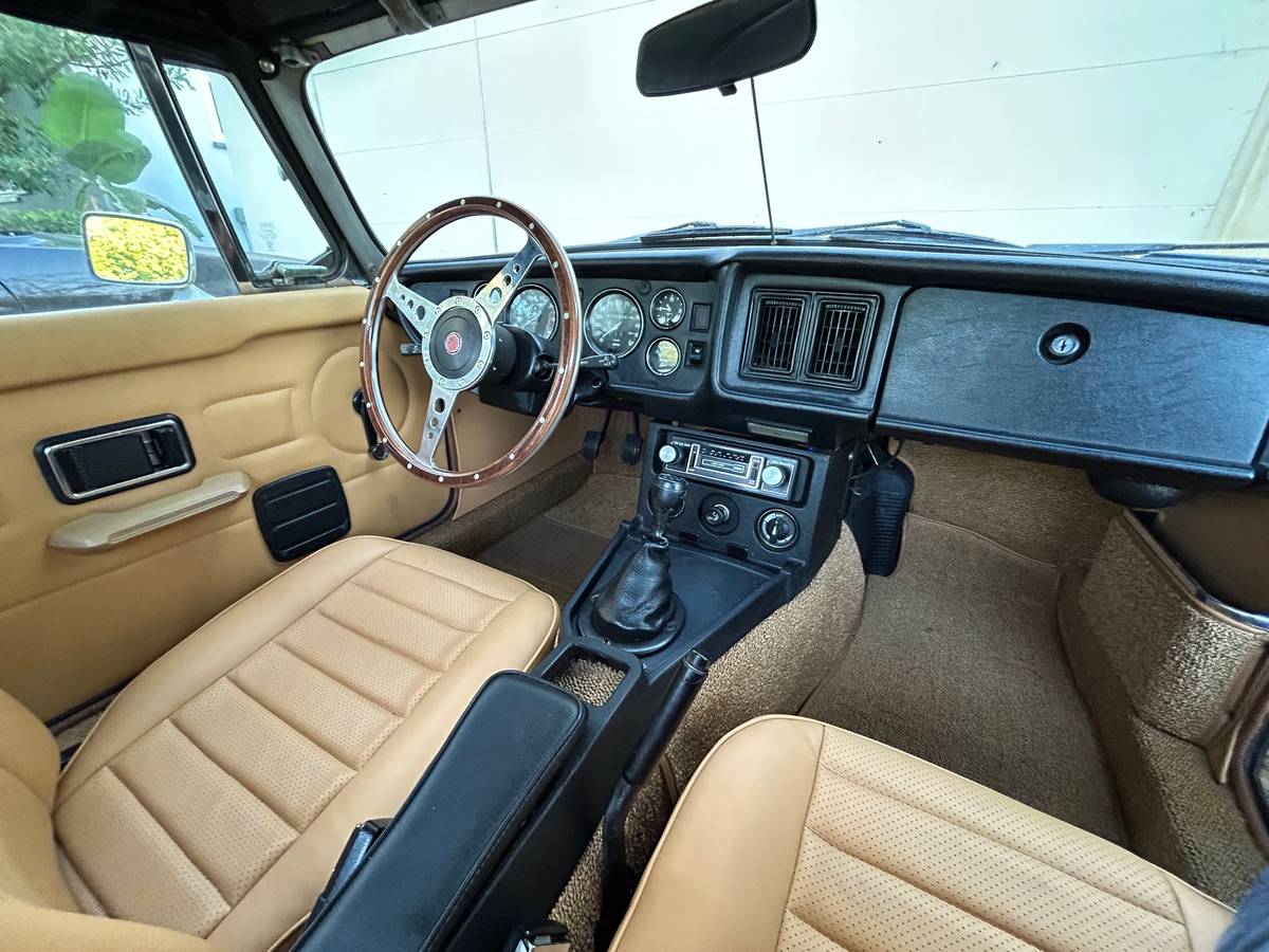 Mgb-roadster-1977-yellow-10