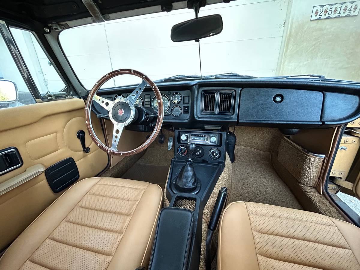 Mgb-roadster-1977-yellow-11